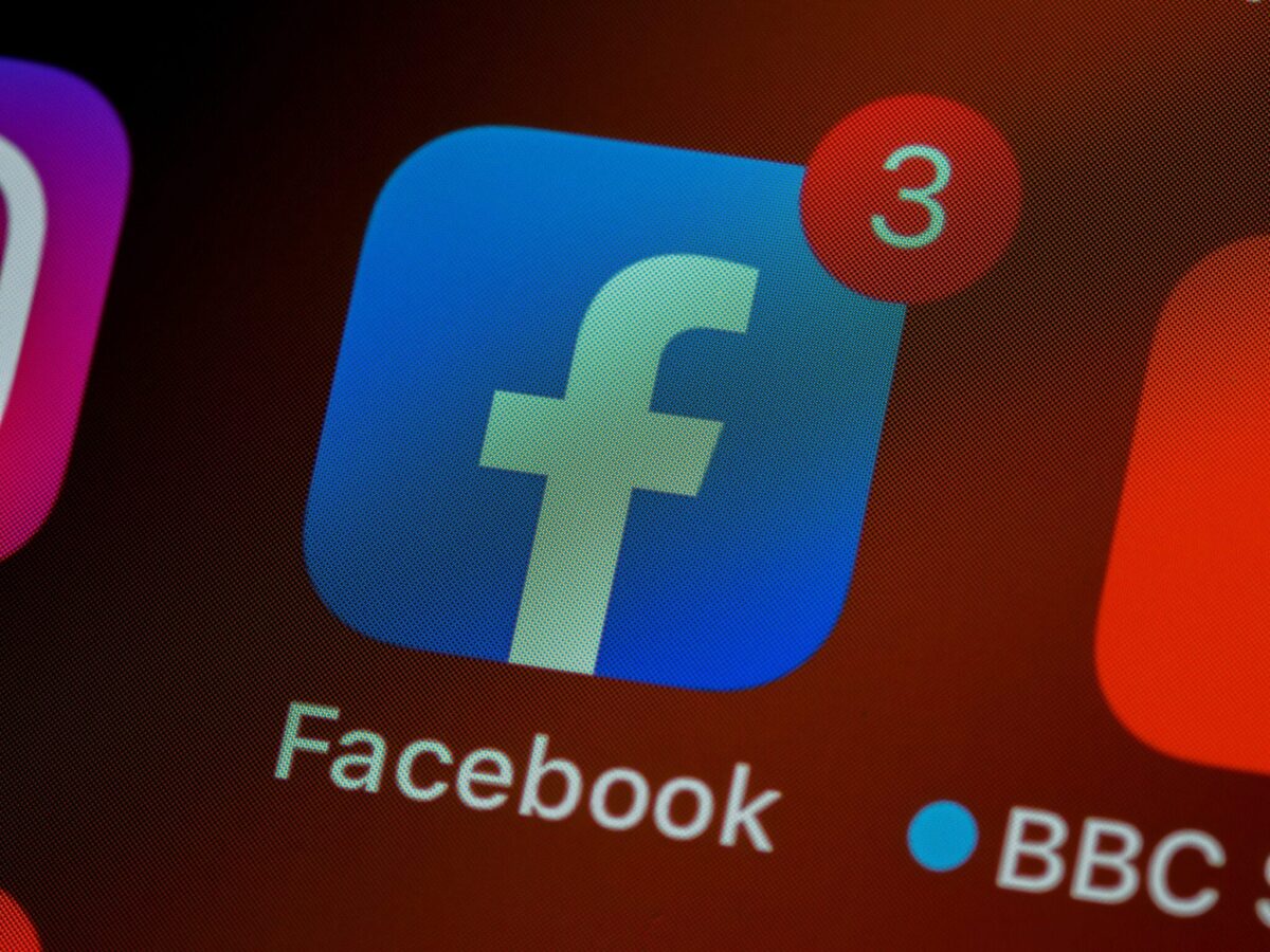 iphone, ios, home screen, close up, pixels, retina, smartphone, icon, facebook